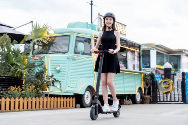 Patinetes eléctricos ligeros y plegables: una solución de transporte cómoda y ecológica Patinetes eléctricos ligeros y plegables: una solución de transporte cómoda y ecológica